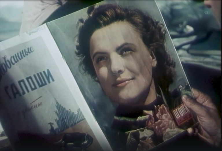 Летом 1957 года на экраны кинотеатров СССР вышла лирическая комедия «Она вас любит» (1956) режиссёров Семёна Деревянского и Рафаила Сусловича.