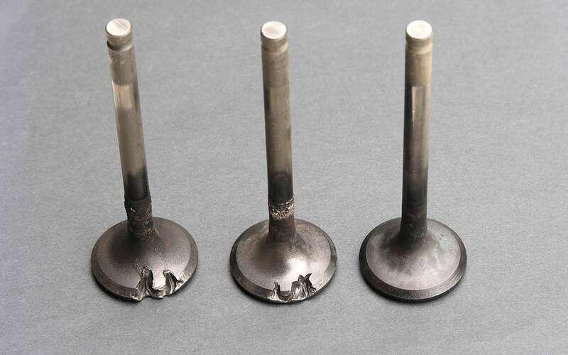    Локальный перегрев тарелки клапана может привести к тому, что часть тарелки отколется.