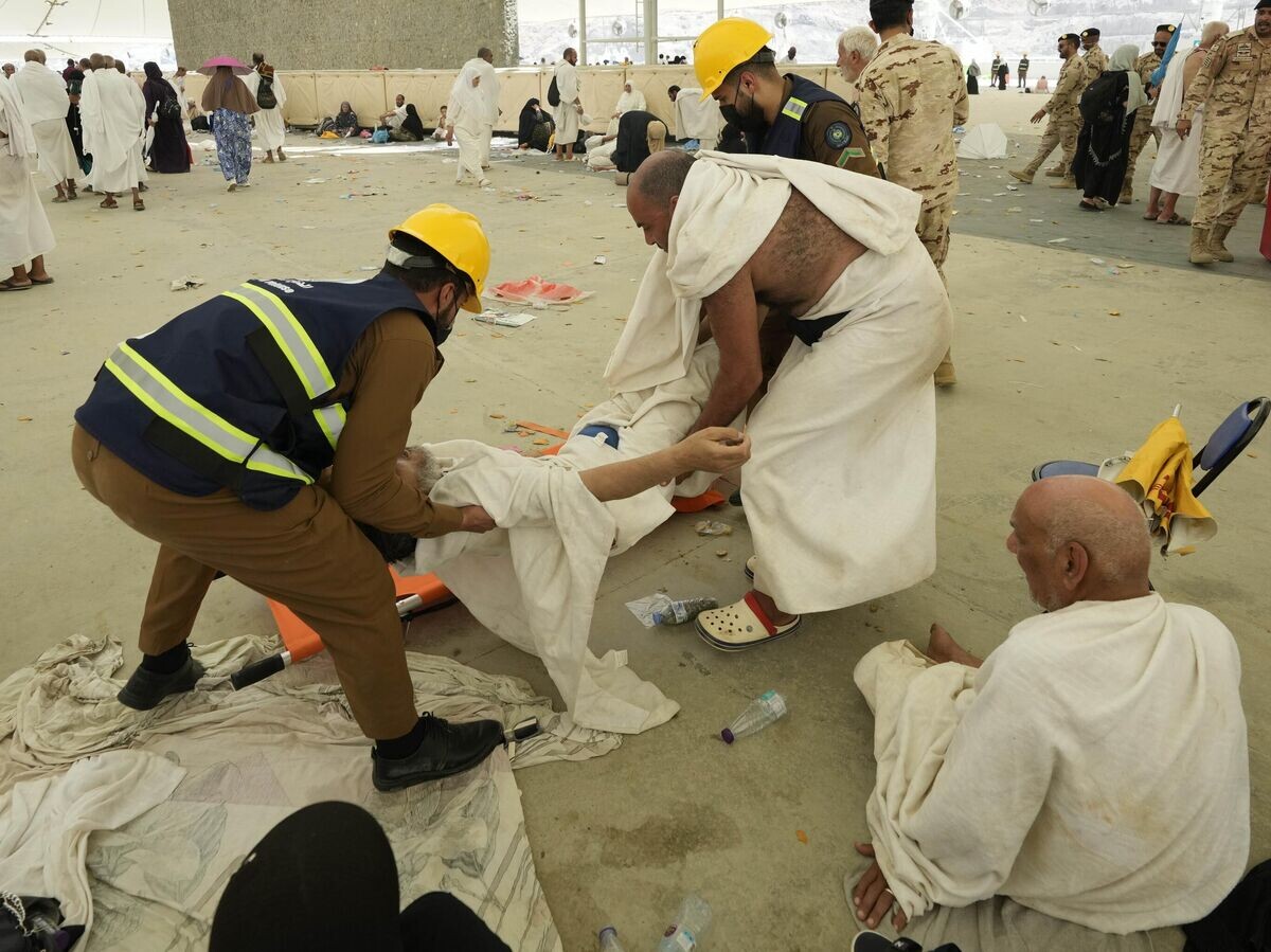    Оказание помощи паломнику, потерявшему сознание из-за жары, недалеко от священного города Мекка, Саудовская Аравия© AP Photo / Rafiq Maqbool