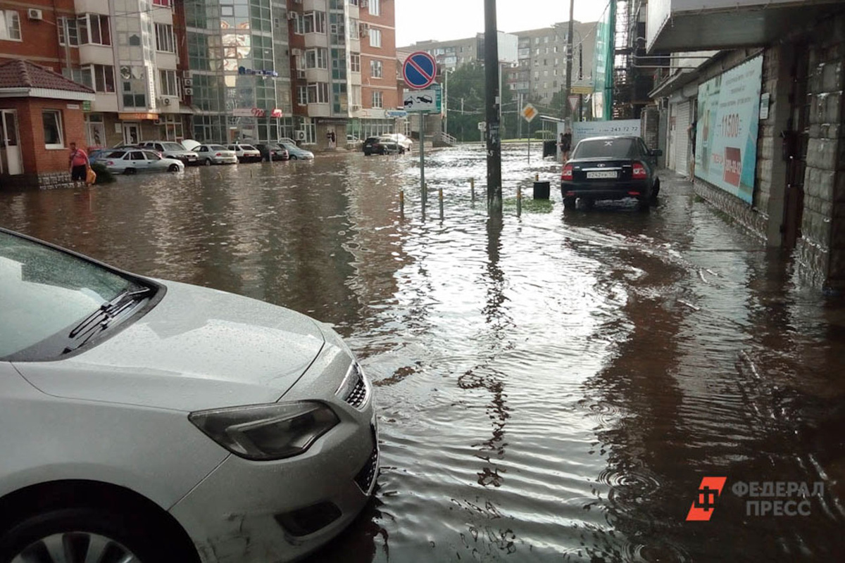 В городе было зафиксировано пять подтоплений дорог.  Фото: ФедералПресс / Андрей Гусий