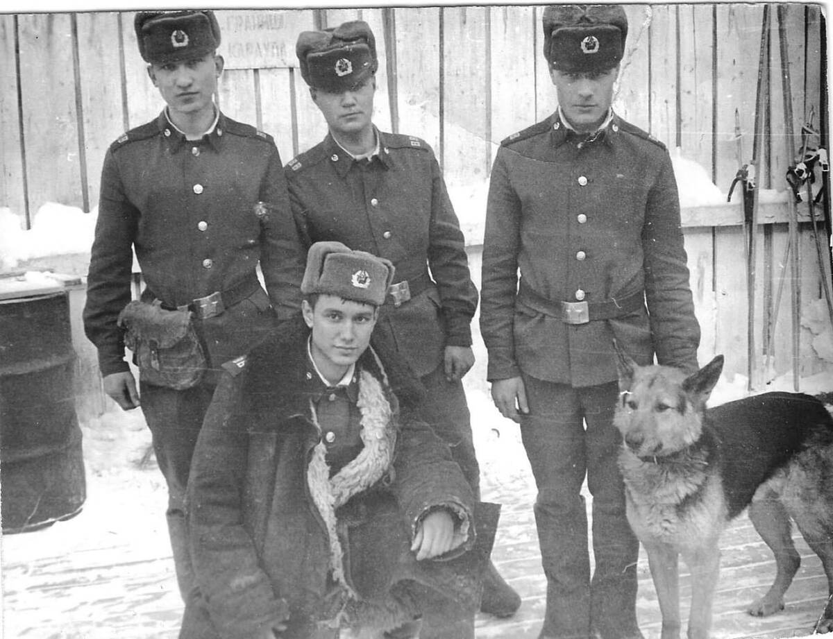 Задорога, я, Тимоха ; снизу - Витëк , и ещё,конечно ,пëс Хельмт, , на той самой боевой службе. Фото моё. 