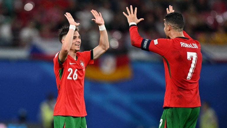    Франсишку Консейсау (слева) и Криштиану Роналду. AFP