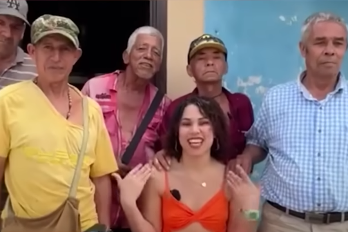     Семь стариков и одна девушка: пожилые поклонники юной колумбийки знают друг о друге и отдают ей пенсию