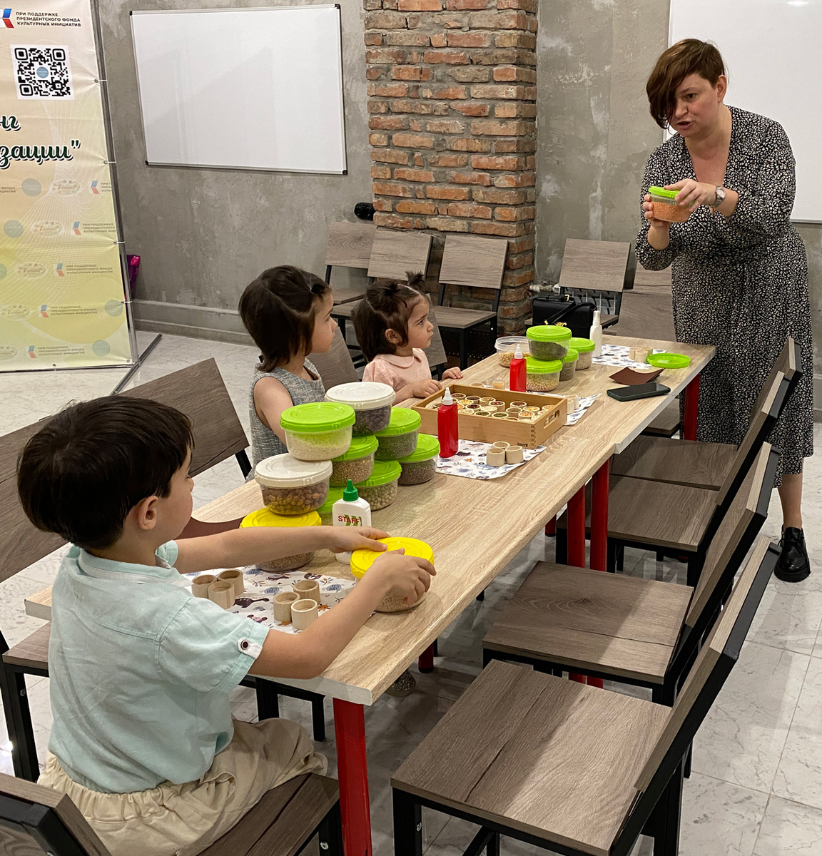 Екатерина Борисова ведет занятия с детьми в коворкинге «Семь пятниц»