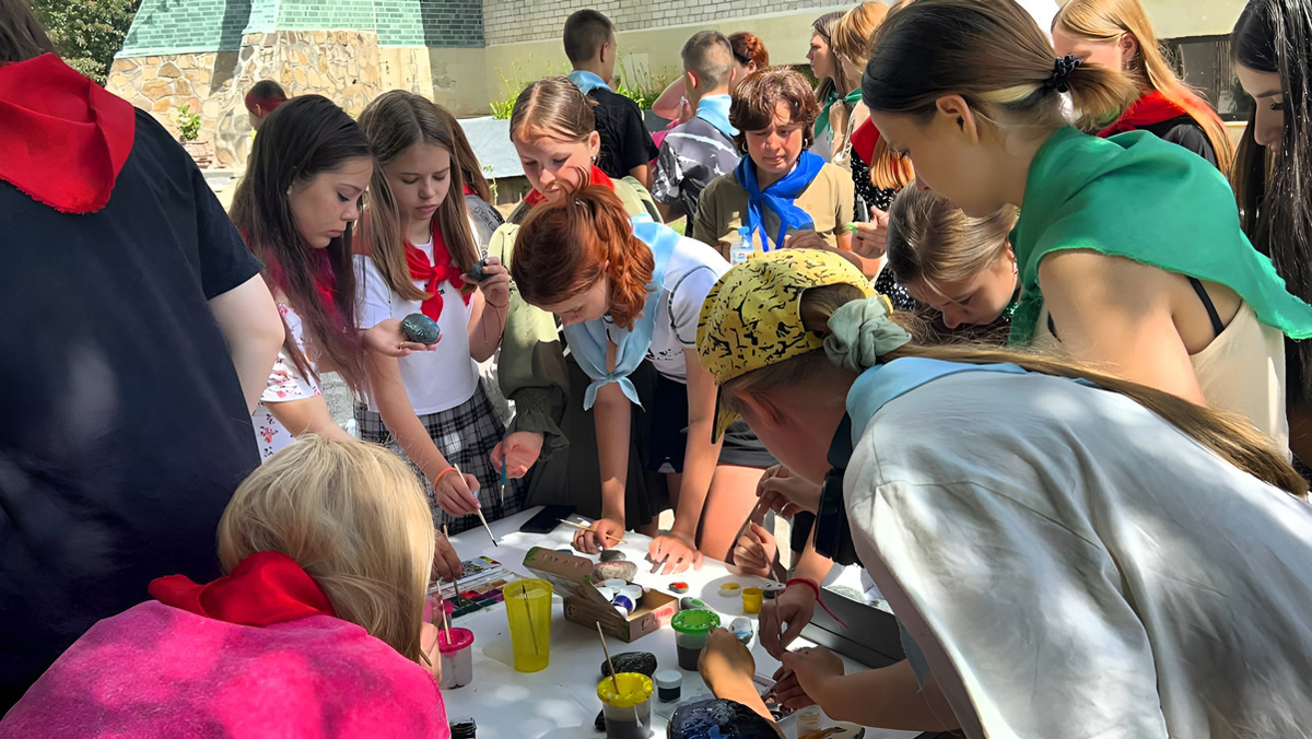 Дети с удовольствием участвовали в мастер-классе по росписи камней