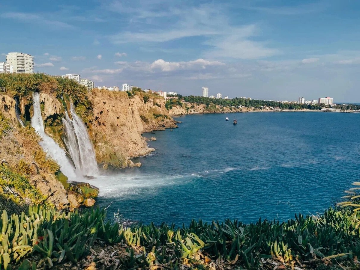 Нижняя часть водопада Дюден — воды одноимённой реки, падающие в море с 40‑метровой высоты — уже давно стала визитной карточкой Антальи. Источник: Mehmet Turgut Kirkgoz / N0ocDR_3wH4 Unsplash