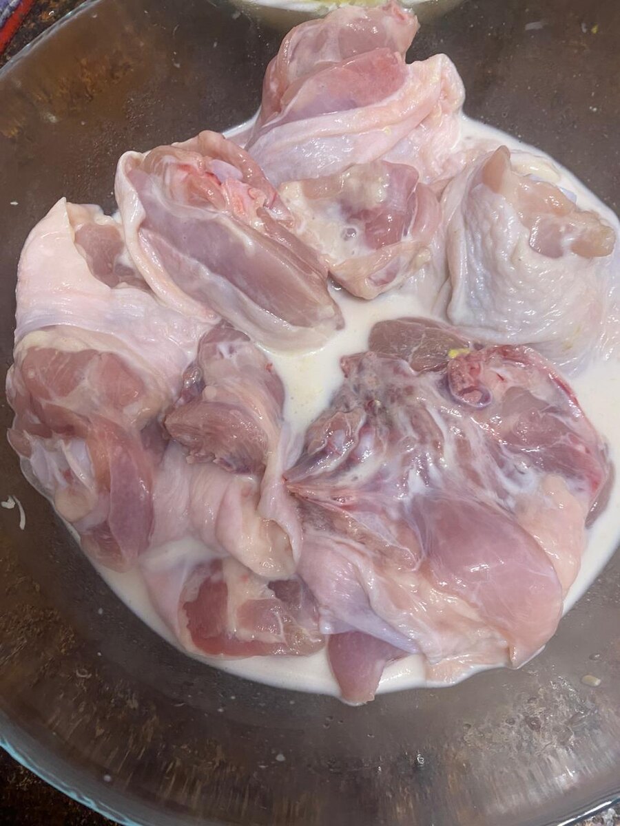 Смачиваем в молоке, я подготовленную курицу заливаю молоком.