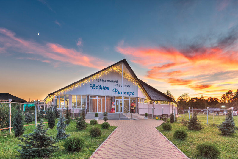 Для тех, кто хочет совместить бальнеологические процедуры с активным отдыхом, в центре «Водная Ривьера» организуют конные прогулки, сплавы и трекинг по живописным горам Адыгеи. Источник: хаджохская турбаза «Горная»