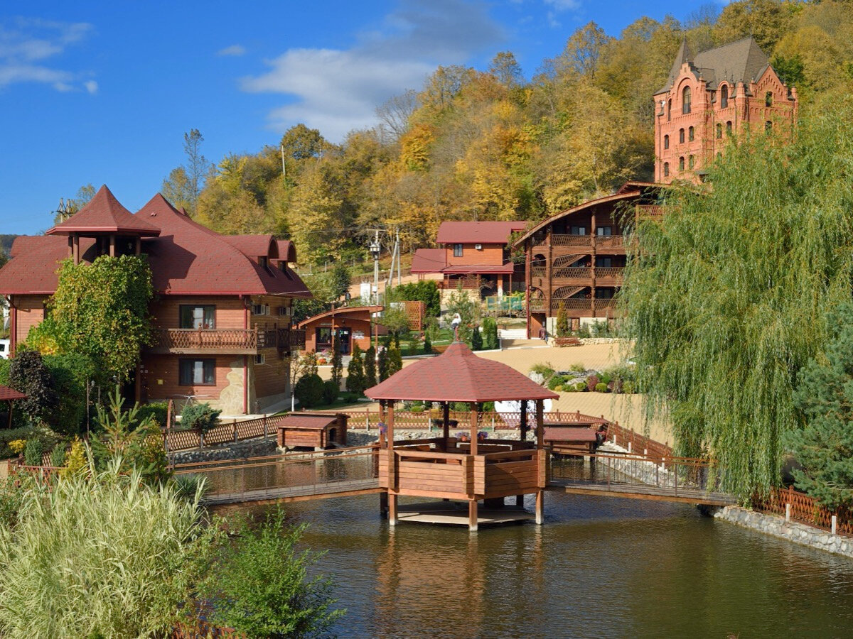 По огромной территории комплекса «Даховская слобода» приятно покататься на велосипеде — гостям их выдают бесплатно. Источник: туристический комплекс «Даховская слобода»