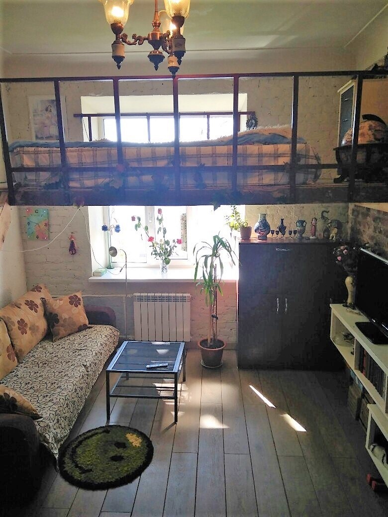 Мы въехали когда со своей мебелью.)) От ребят осталась надстройка-кровать  сверху, наш матрас.