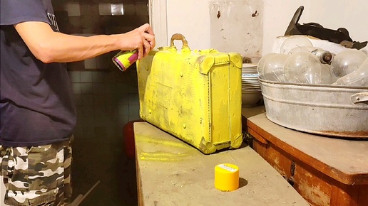 Решил обновить и перекрасить свой советский чемоданчик в Доме на Юге своими руками