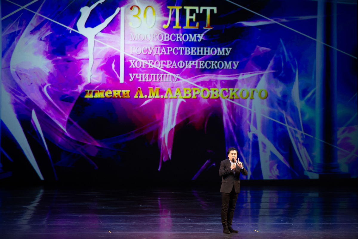 Директор училища Айдар Мансурович Ахметов.