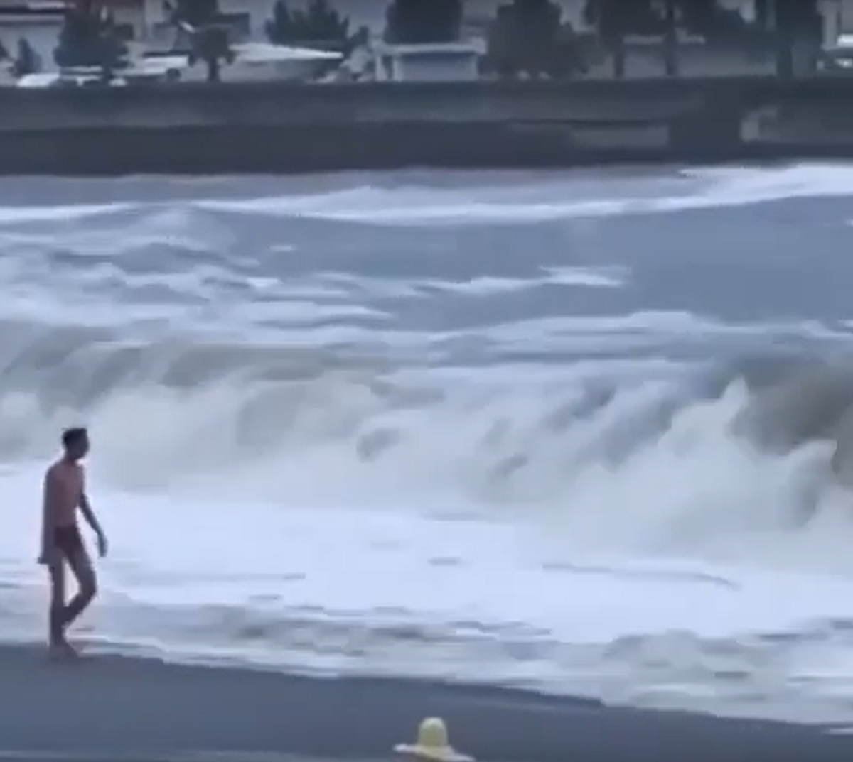 скриншот видео. Парень потерял девушку из виду. https://www.youtube.com/watch?v=hYdS6zS4pyE