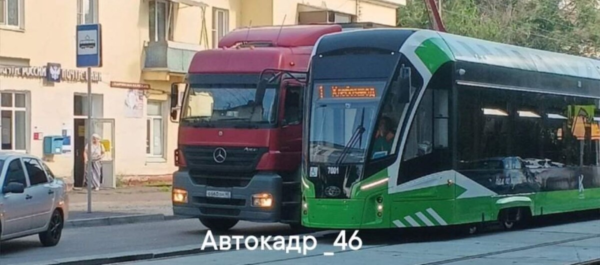    В Курске фура "притёрла" трамвай