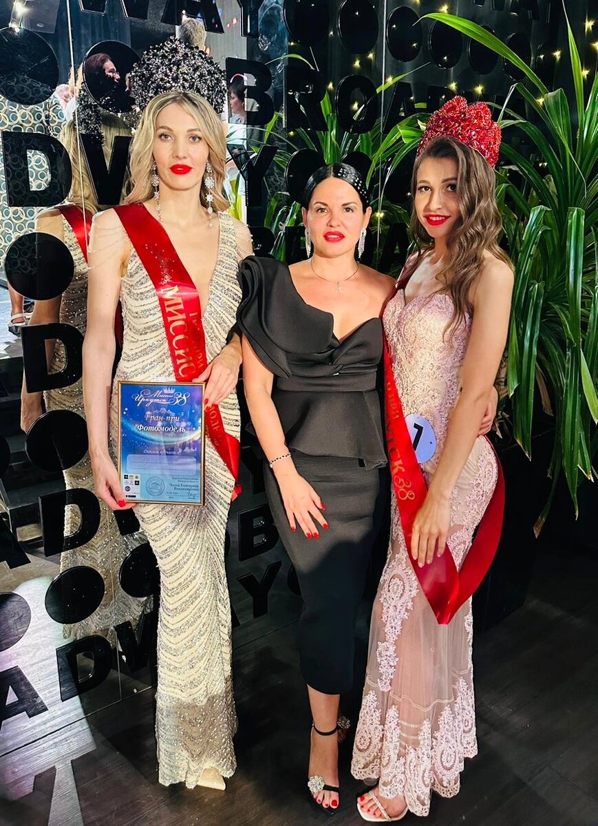    Руководитель конкурса Екатериан Чопей (в центре) и обладательницы гран-при. Фото: Модельный дом Екатерины Чопей