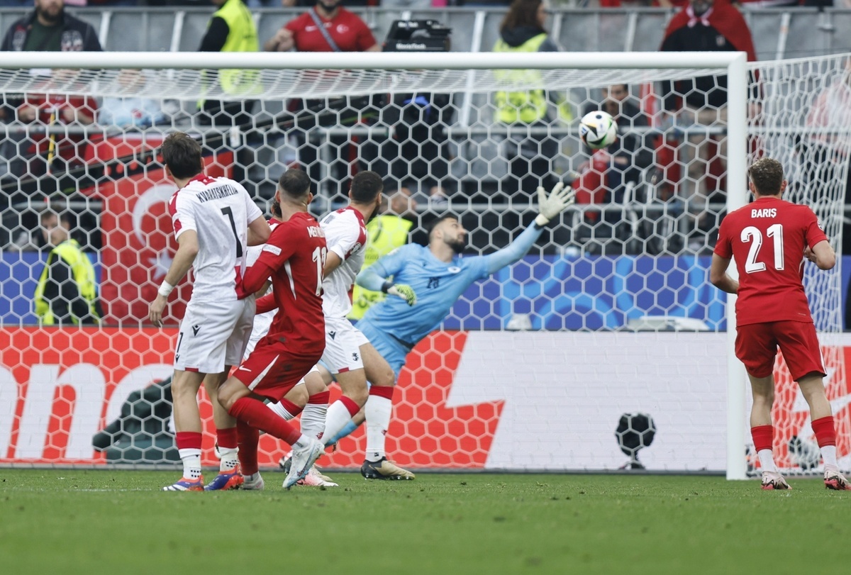 Мерт Мюльдюр забивает красивый гол в ворота сборной Грузии