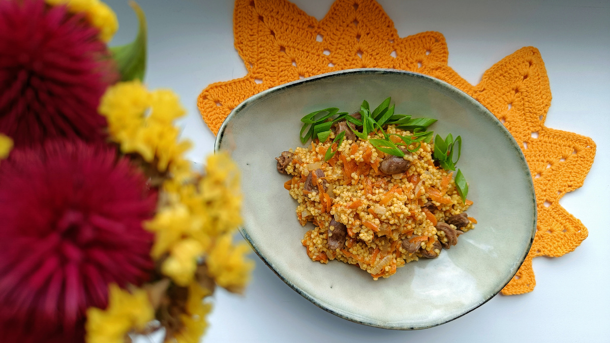 Украсила зелёным лучком.