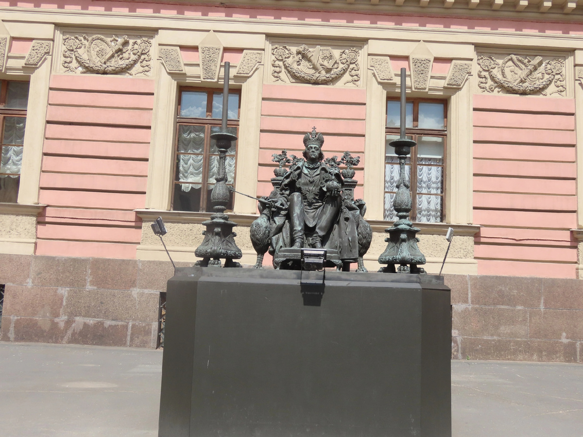 Во дворе Михайловского дворца