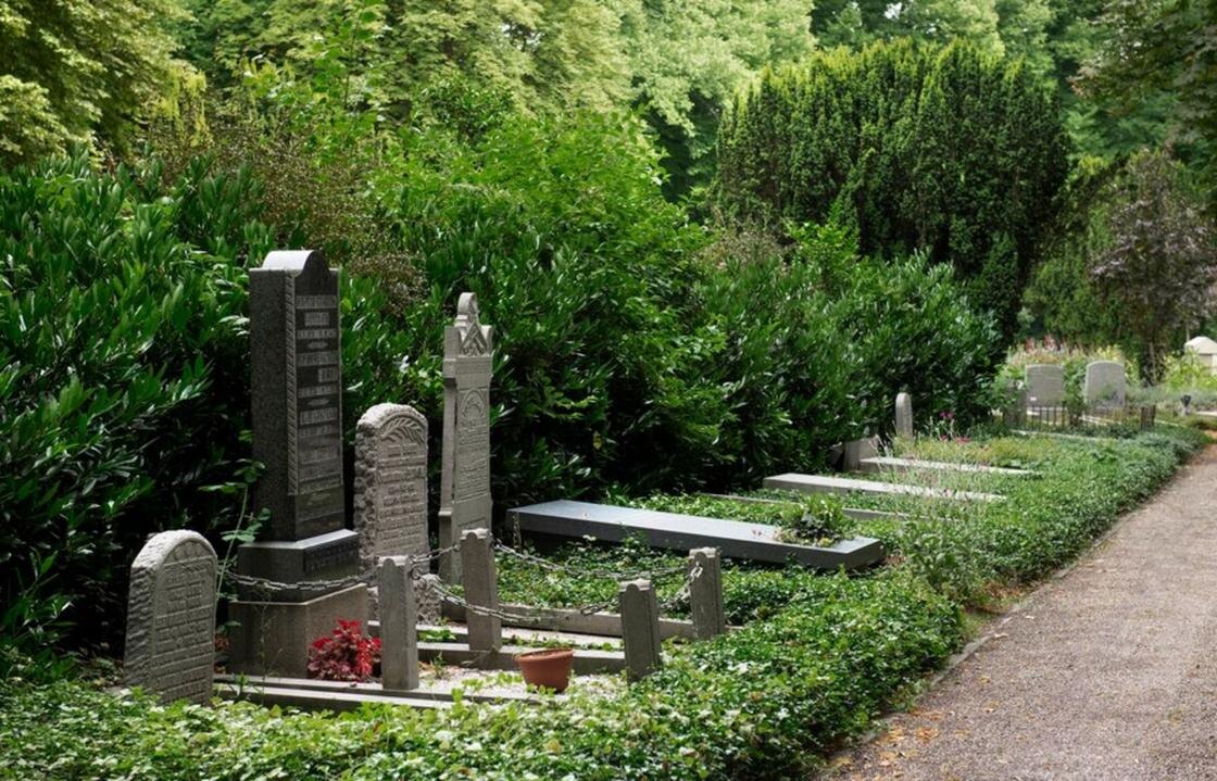    Могилы на кладбище:Freepik