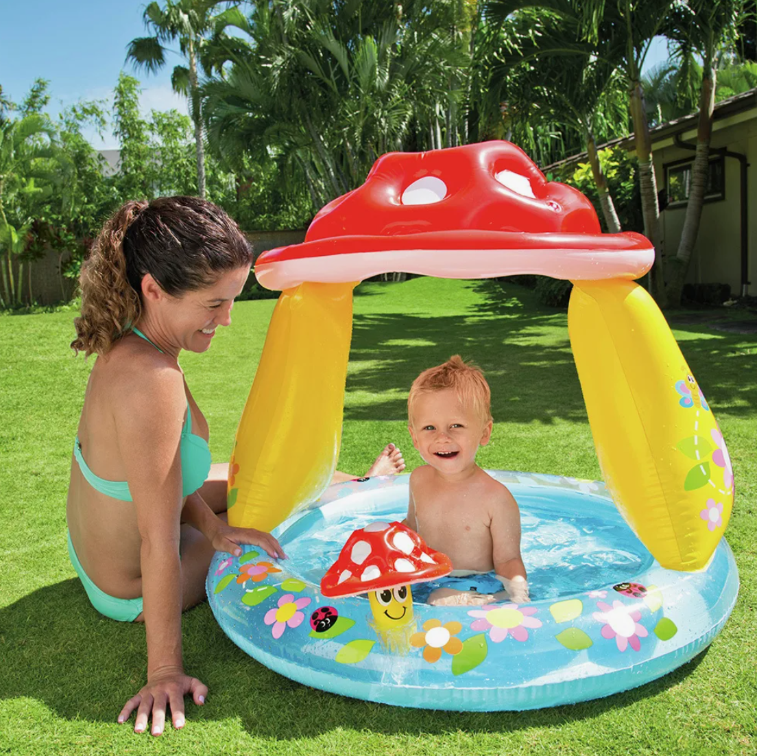 Источник фото: Яндекс Картинки. Для малышей первого года жизни подойдут совсем маленькие, не более 15 сантиметров в высоту, бассейны желательно с козырьком. Ребенок при этом должен уверенно сидеть. 