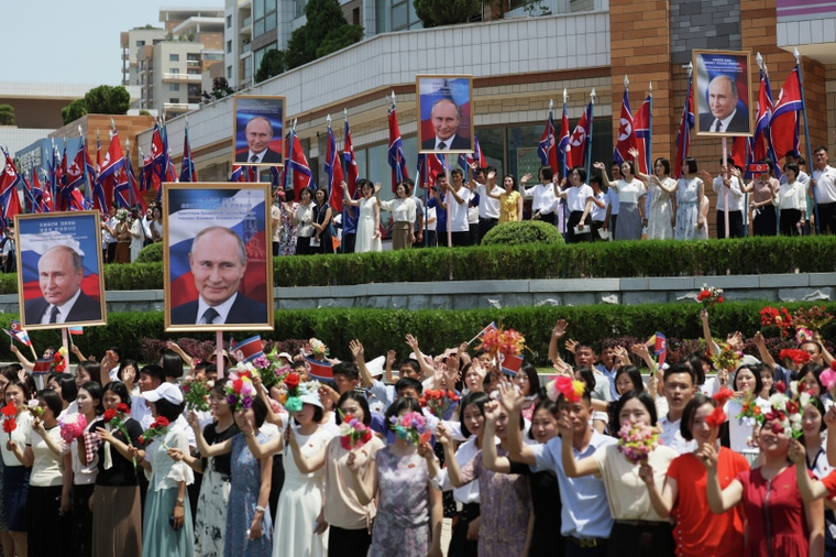 Площадь Пхеньяна была украшена портретами Владимира Путина, флагами России и КНДР. Фото: Гавриил Григоров/РИА Новости