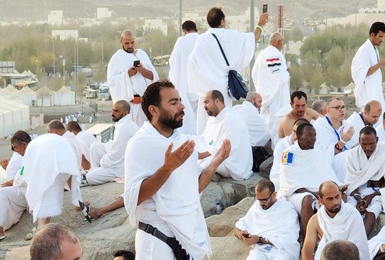    Мусульманские паломники молятся на горе Арафат