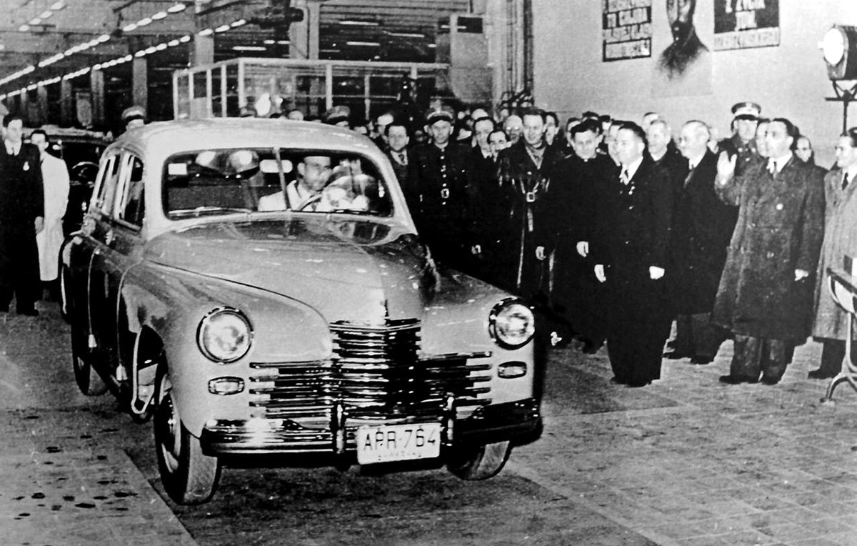 Торжественный выпуск первого автомобиля M-20 Warszawa, 6 ноября 1951 года. Справа среди почётных гостей можно разглядеть маршала Константина Константиновича Рокоссовского.