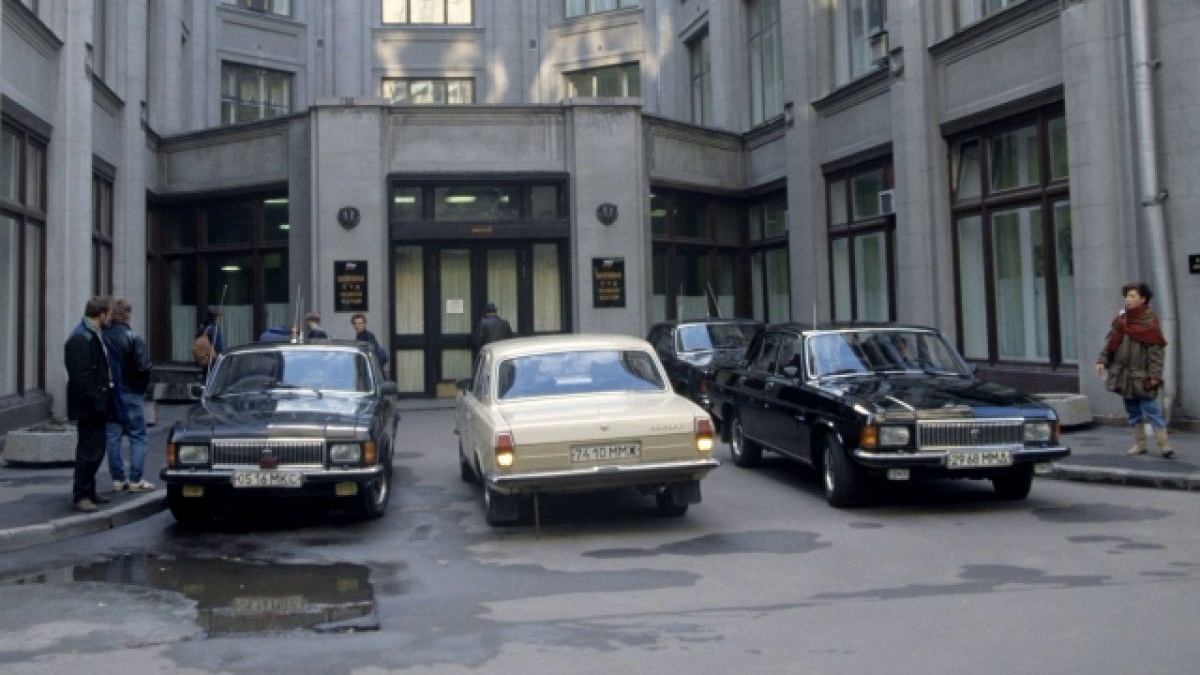 «Волги» у здания Конституционного суда РФ. 1992 г. 