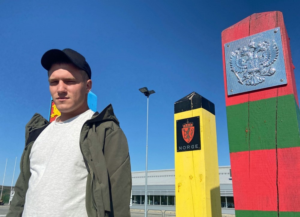 Андрей Медведев в аэропорту Киркенеса возле пограничных столбов. Фото: Томас Нильсен