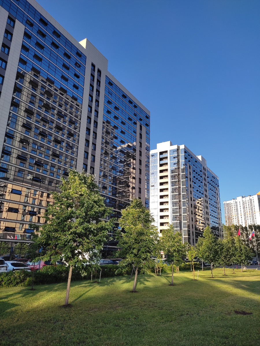 Спасибо, что между новостройками оставили много зелени. Рядом прекрасный парк. 