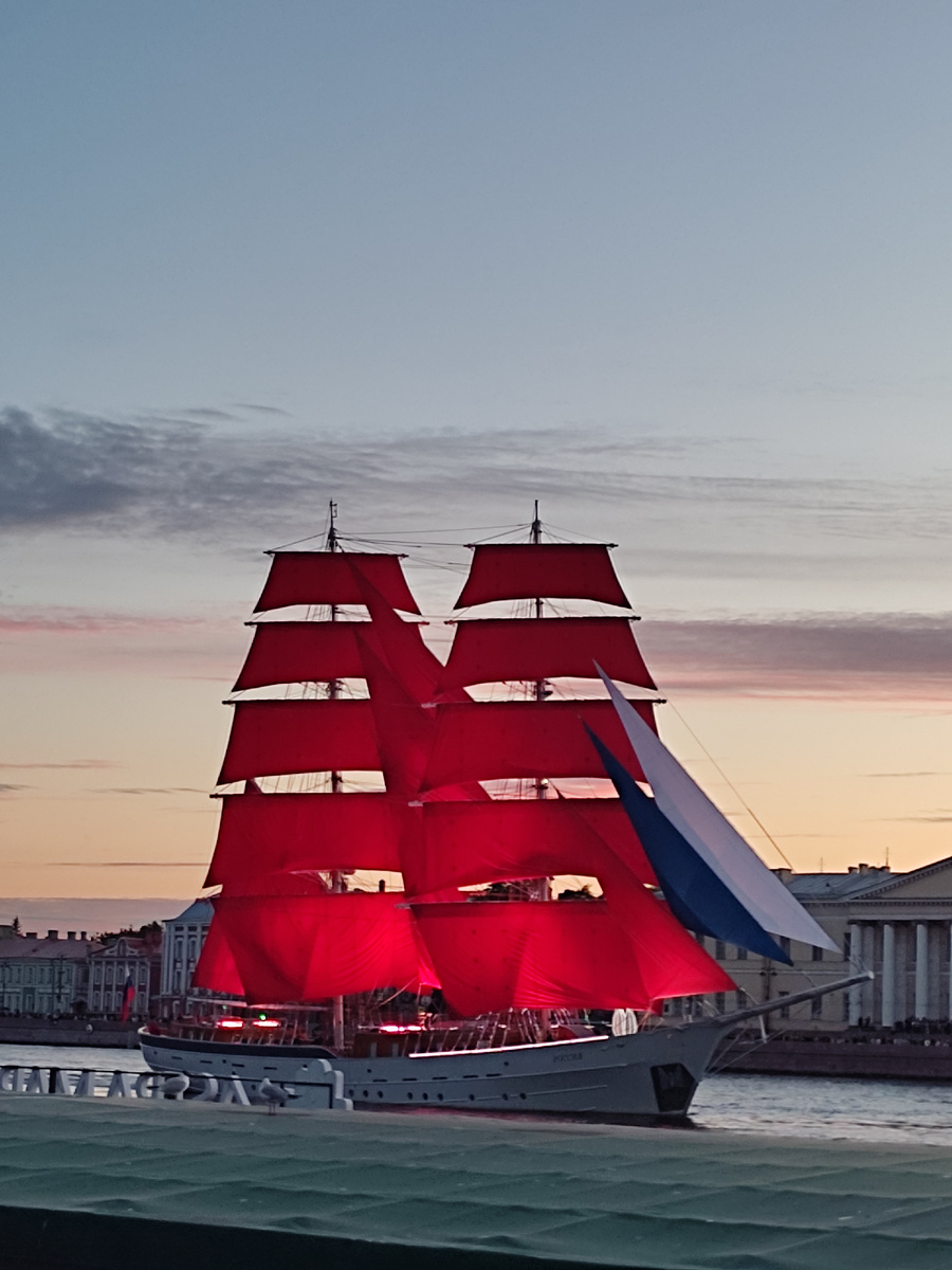 Посчастливилось увидеть корабль с Алыми парусами. Конечно, очень впечатлились.  