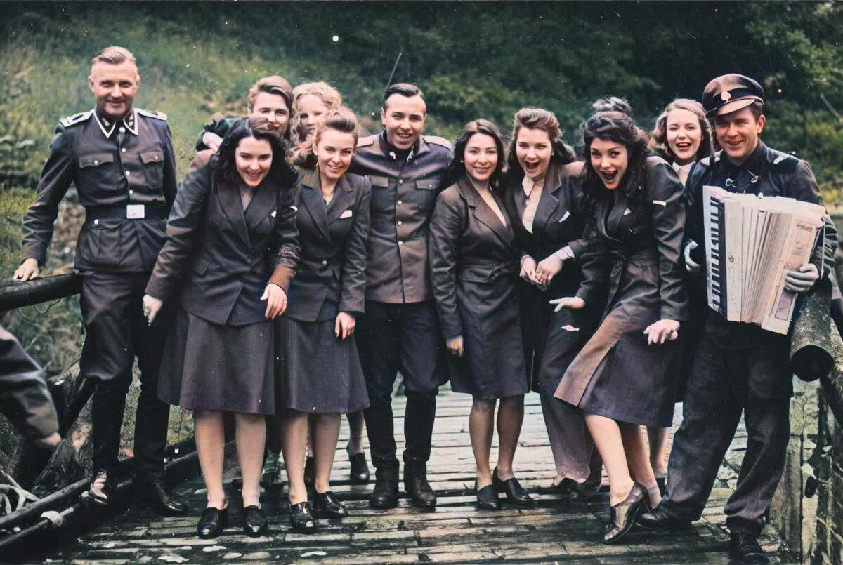 так выглядит фотография в цвете по версии искуственного интеллекта