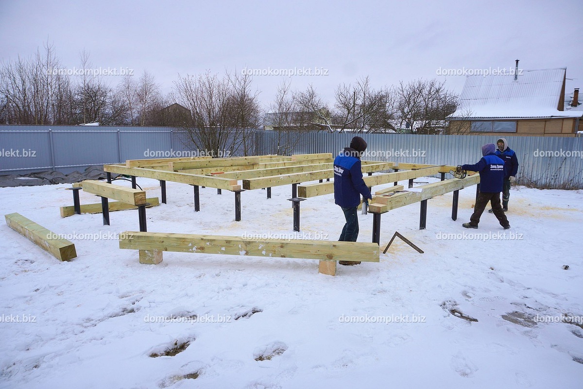 Свайный фундамент можно возводить в любое время года