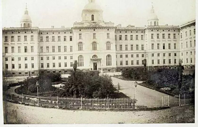 Воспитательный дом: легкая судьба и туманное будущее