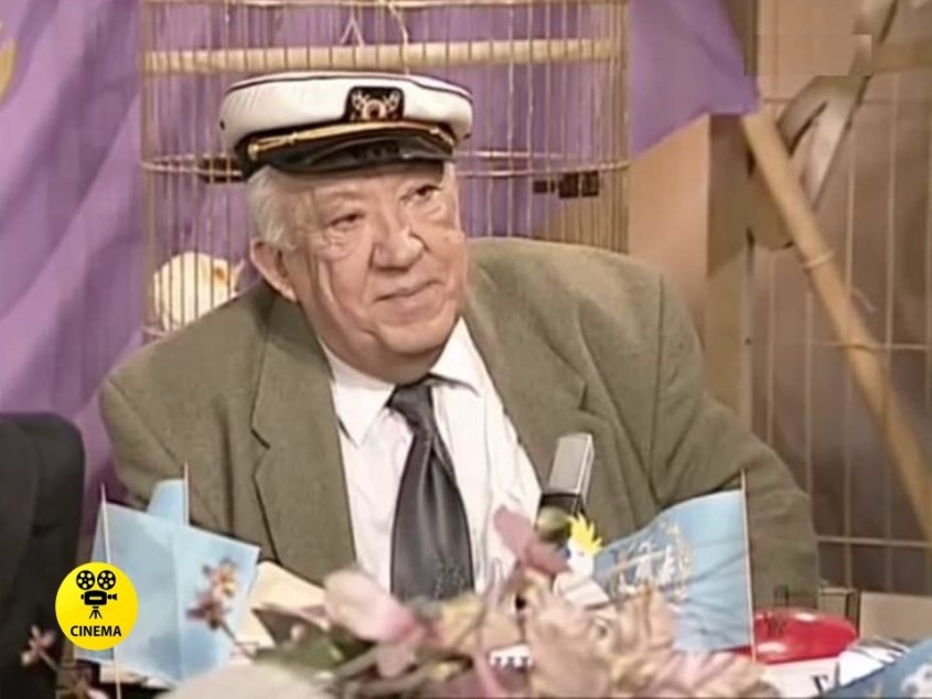 За спиной у Никулина попугай-корелла.