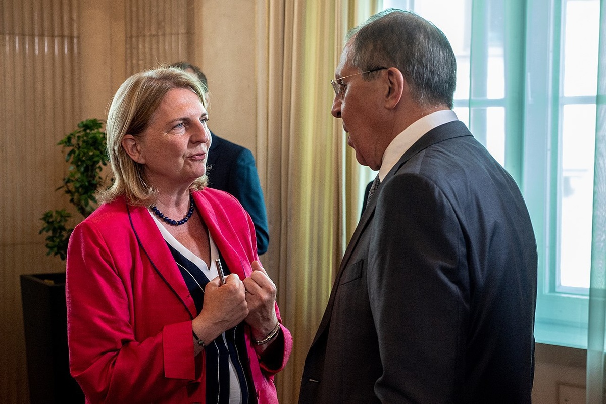 Будучи главой МИД Австрии Карин Кнайсль не раз встречалась с Сергеем Лавровым