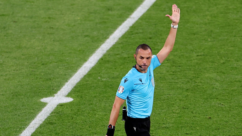    Главный арбитр матча Португалия — Чехия Марко Гуида. Reuters