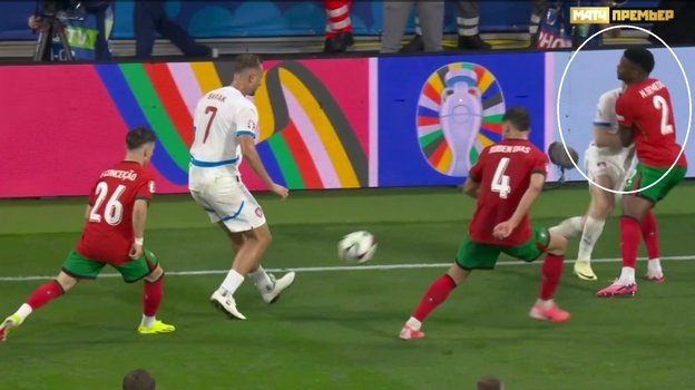    Эпизод с фолом Нелсона Семеду на Давиде Доудере.