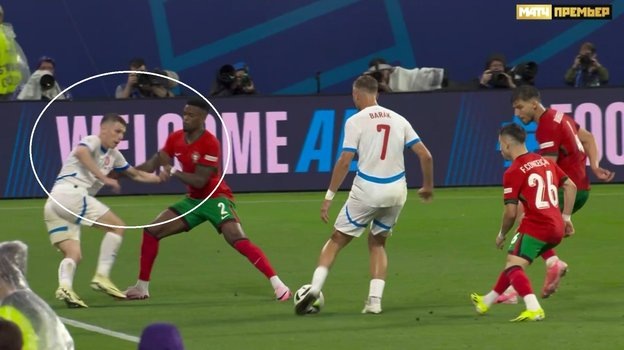    Эпизод с фолом Нелсона Семеду на Давиде Доудере.