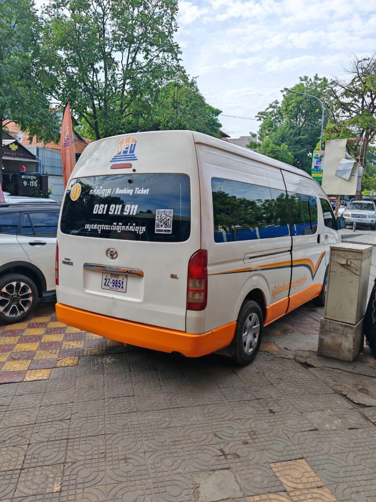 Междугородний автобус в Камбодже