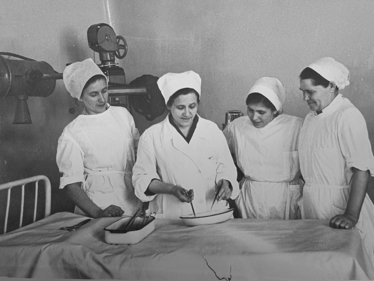 Врач Зинаида Даньшина (вторая слева) с медсестрами. Фотографии из архива редакции