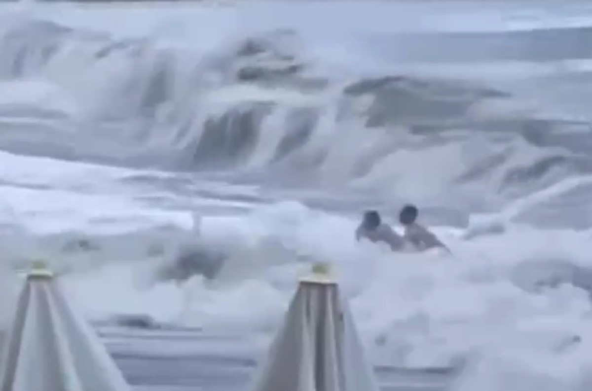Следующая волна заберёт Дарью в Чёрное море. 