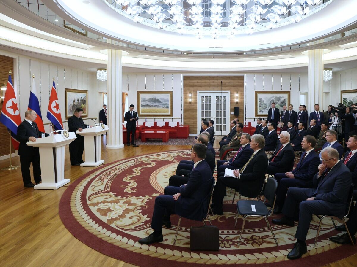    Президент РФ Владимир Путин и председатель государственных дел Корейской Народно-Демократической Республики Ким Чен Ын делают заявление для СМИ по итогам российско-корейских переговоров в Пхеньяне© РИА Новости / POOL