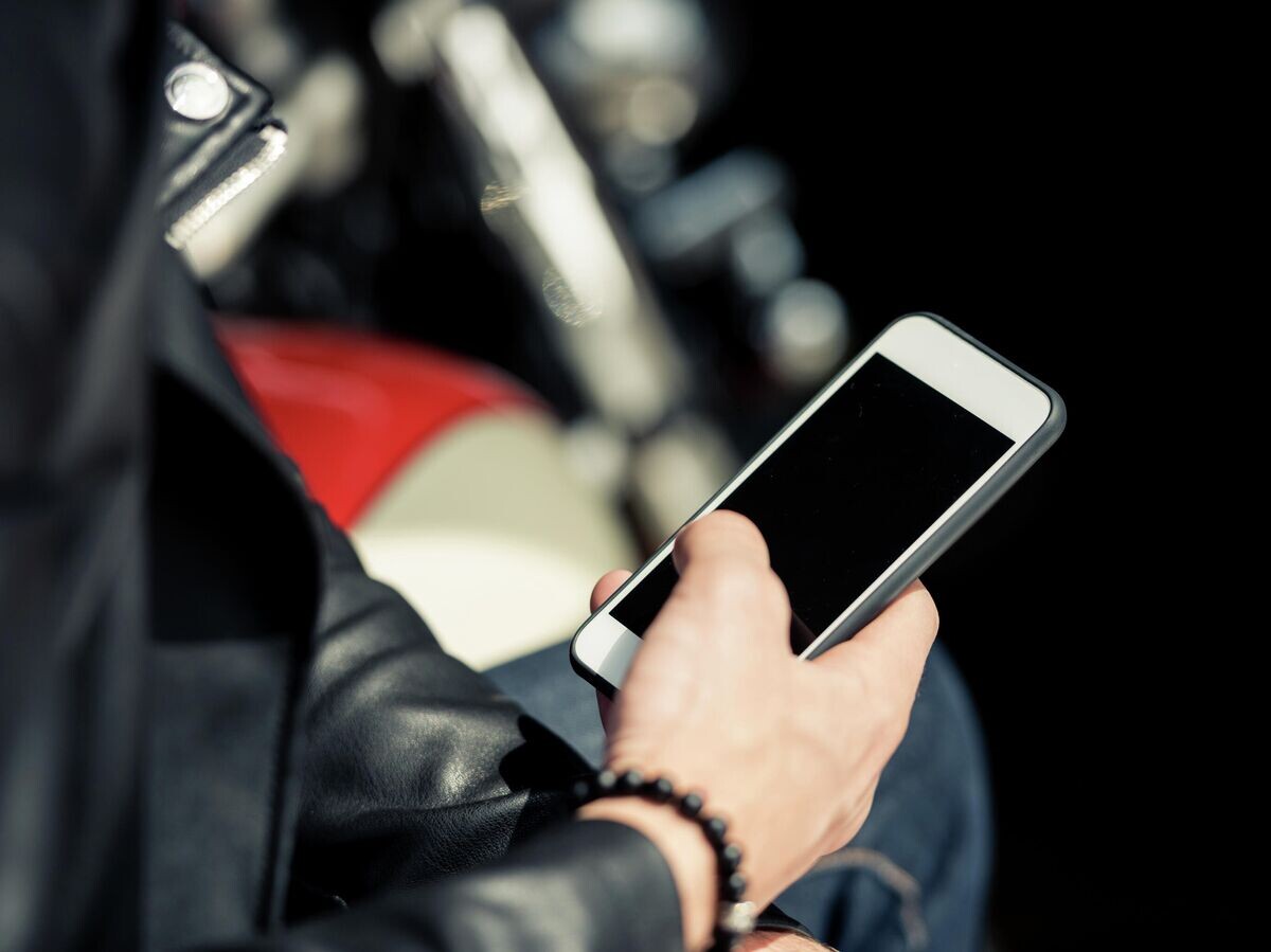    Мужчина со смартфоном© Depositphotos.com / ArturVerkhovetskiy