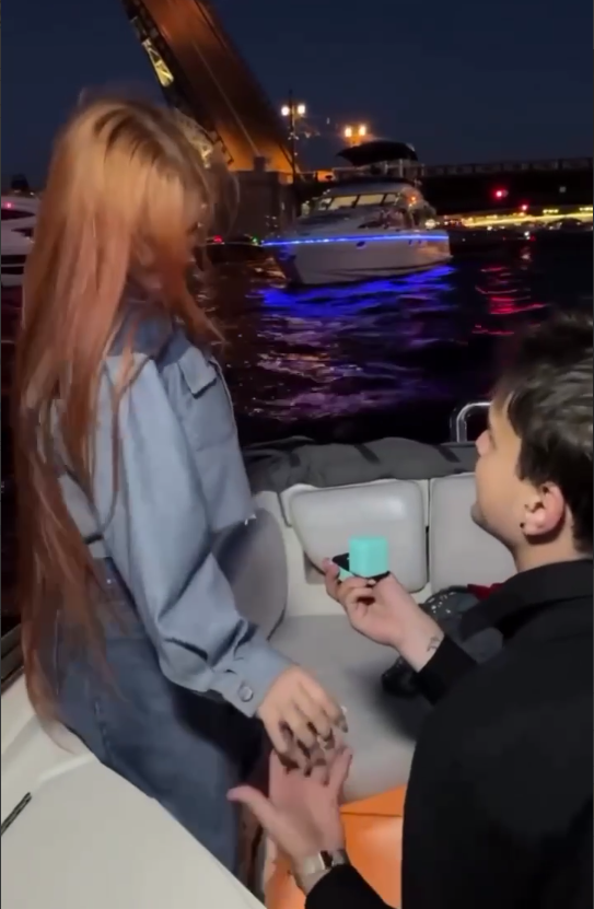     Игнатов делает предложение Трусовой. Источник: t.me/avtrusovaofficial Автор фото: Скриншот видео