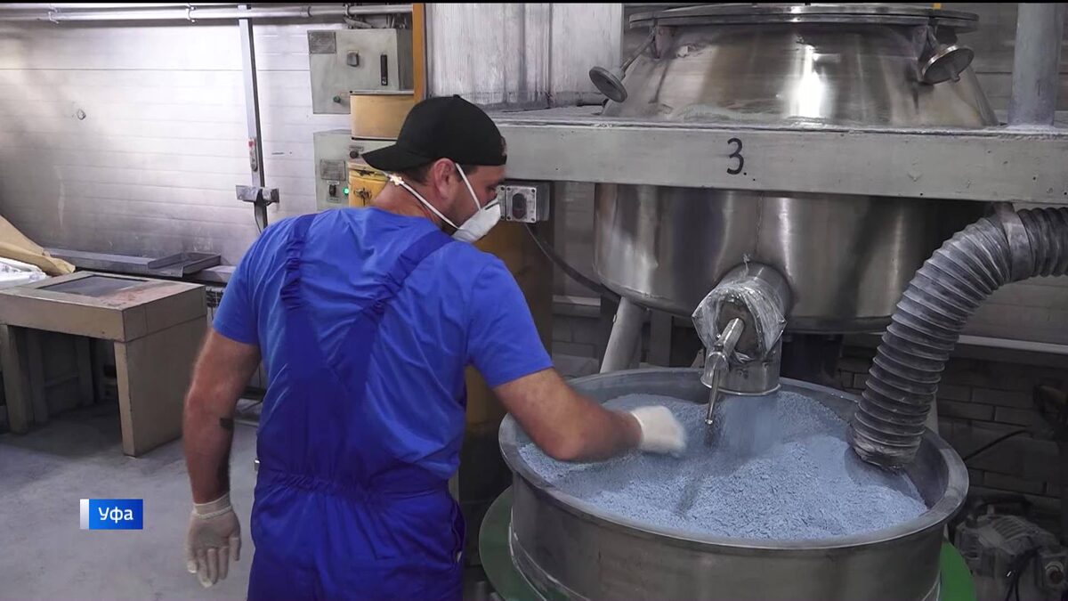    Радий Хабиров посетил предприятие по производству красок в поселке Искино под Уфой