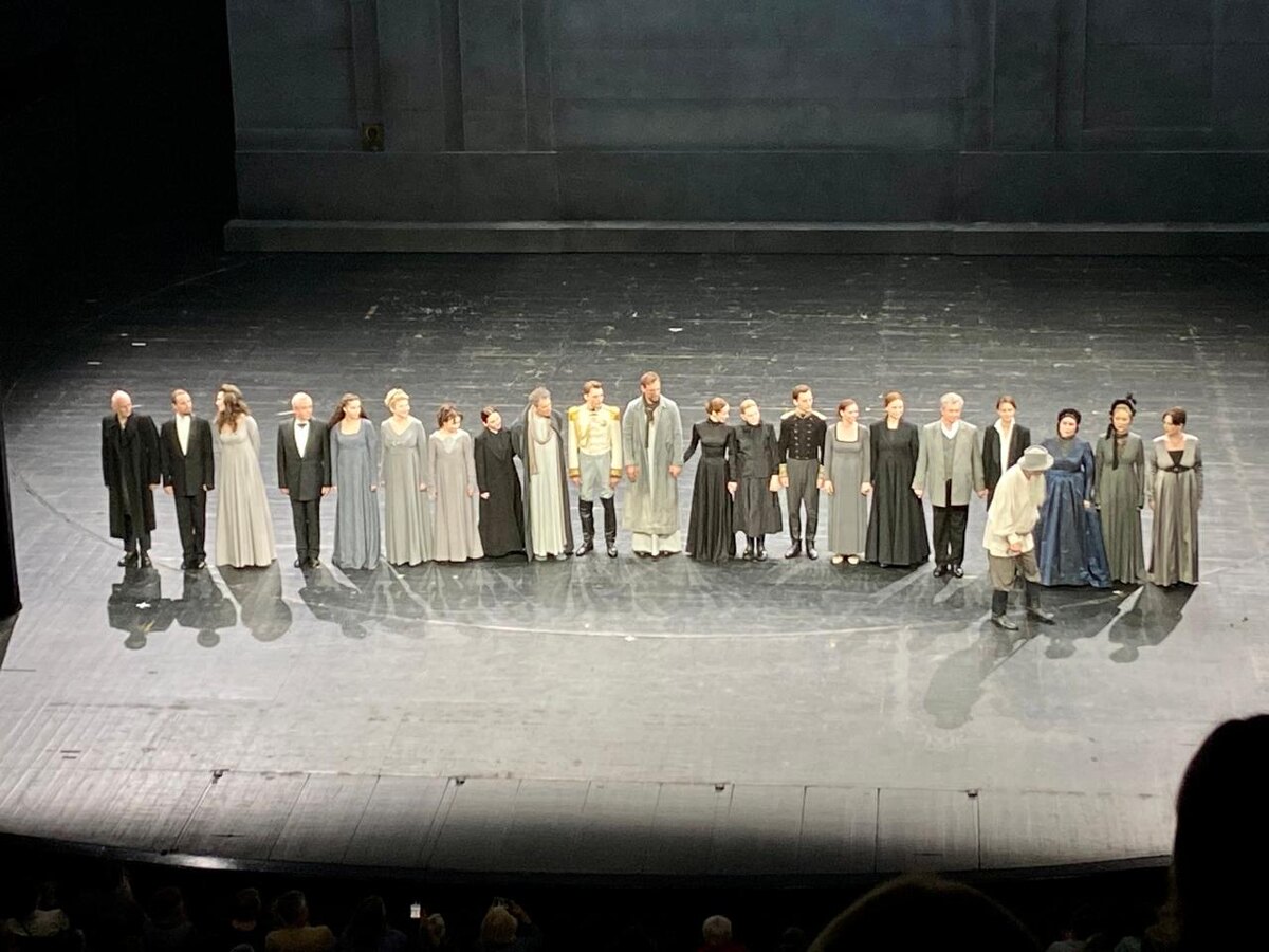 Узнаете старика в рубахе?)