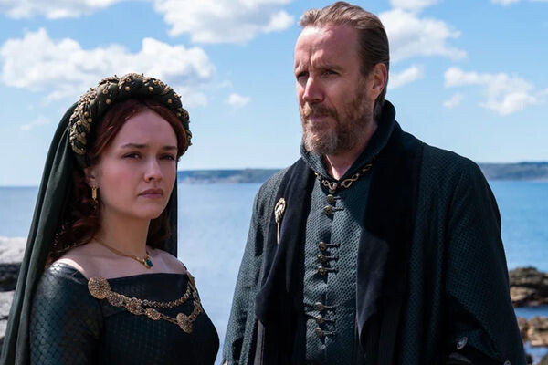 Оливия Кук и Рис Иванс в сериале «Дом дракона» (2022) / HBO  