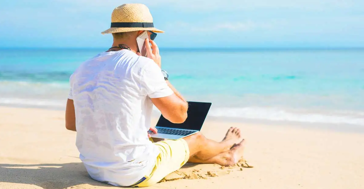 Источник фото: https://www.freepik.com/premium-photo/young-man-beach-working-with-laptop-computer-speaking-phone_33812276.htm