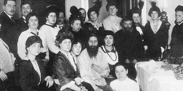 Григорий Распутин и его поклонницы. Фотограф – Карл Булла